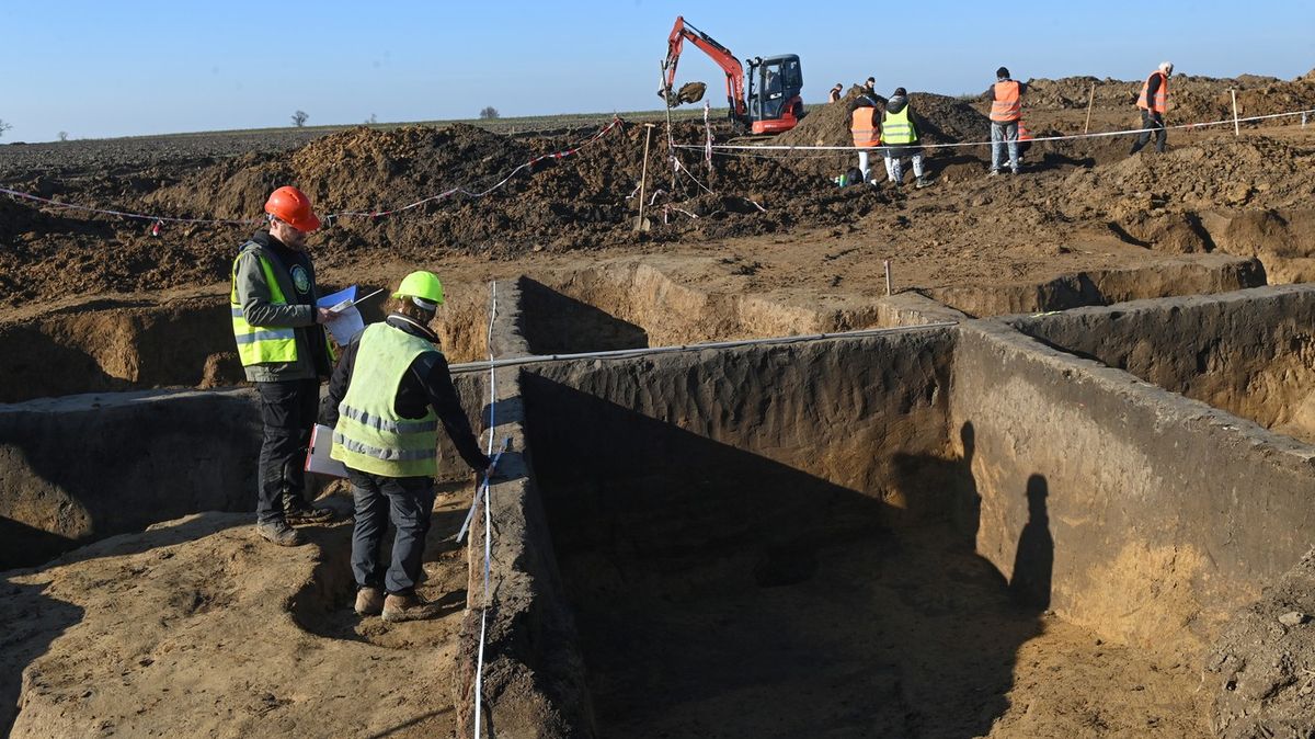 U Přerova rozkrývají pravěké osady. Našli kus 7 tisíc let staré sekery